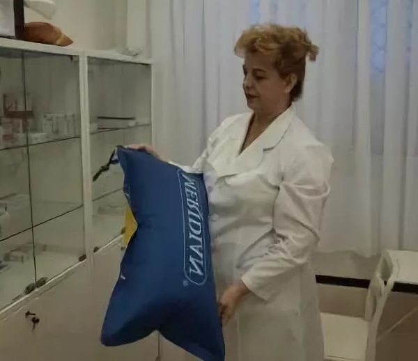 Кислородная подушка в руках врача